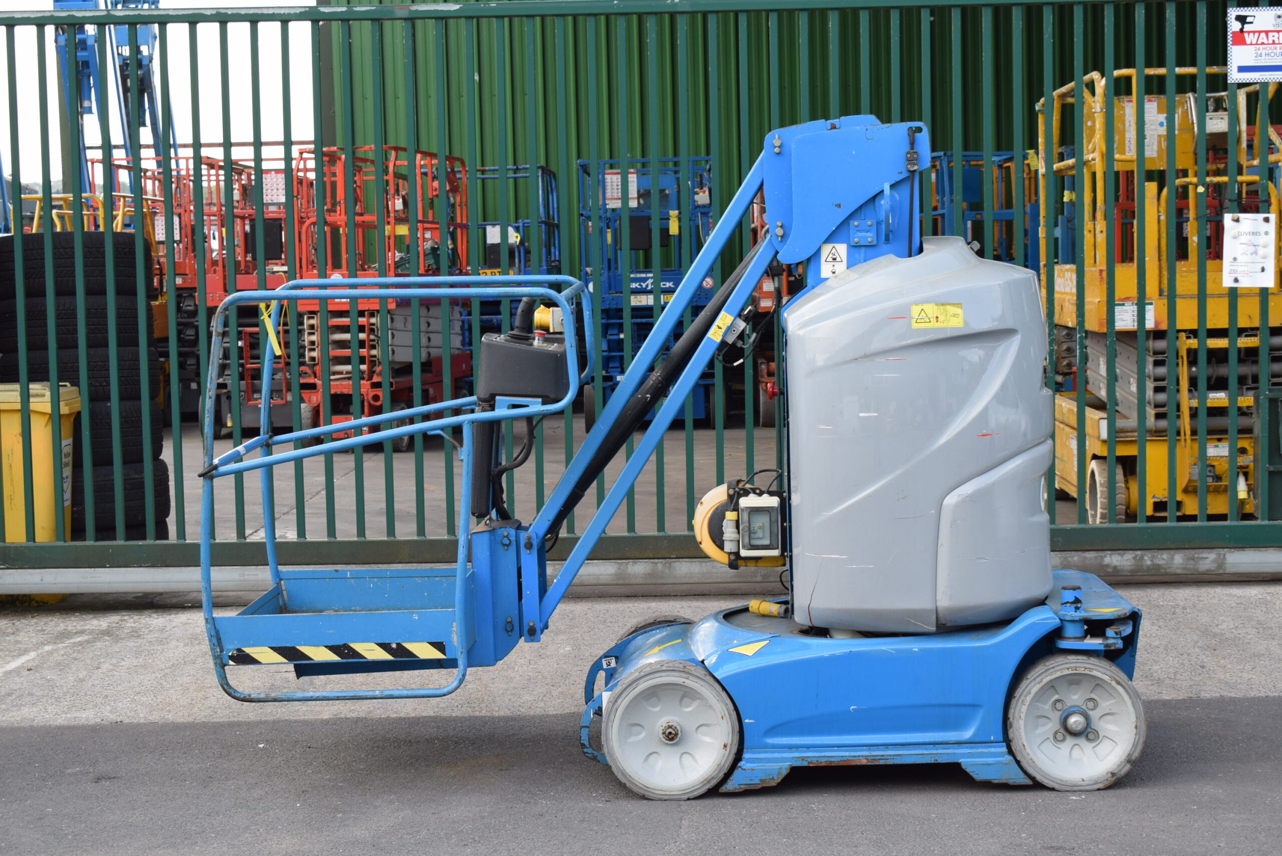 2012 Genie GR26 Electric Mast Lift 9.9m
